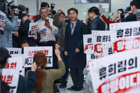 언론노조 구호 속 회의 향하는 김우석 상임위원