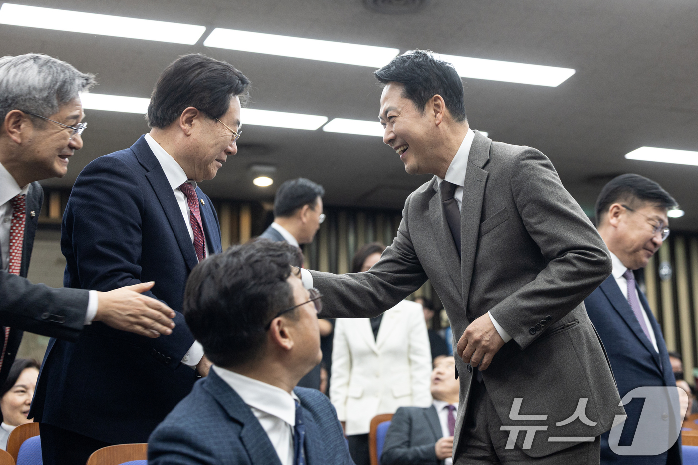 (서울=뉴스1) 이승배 기자 = 장동혁 국민의힘 대표가 12일 서울 여의도 국회에서 열린 의원총회에서 의원들과 인사 나누고 있다. 2026.3.12/뉴스1