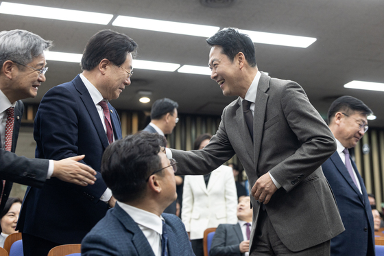 의원들과 인사 나누는 장동혁 대표