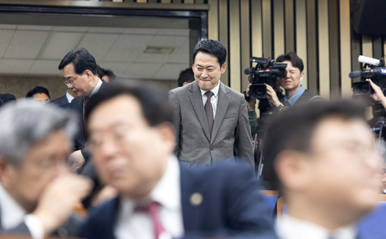 의원총회 참석하는 장동혁 대표