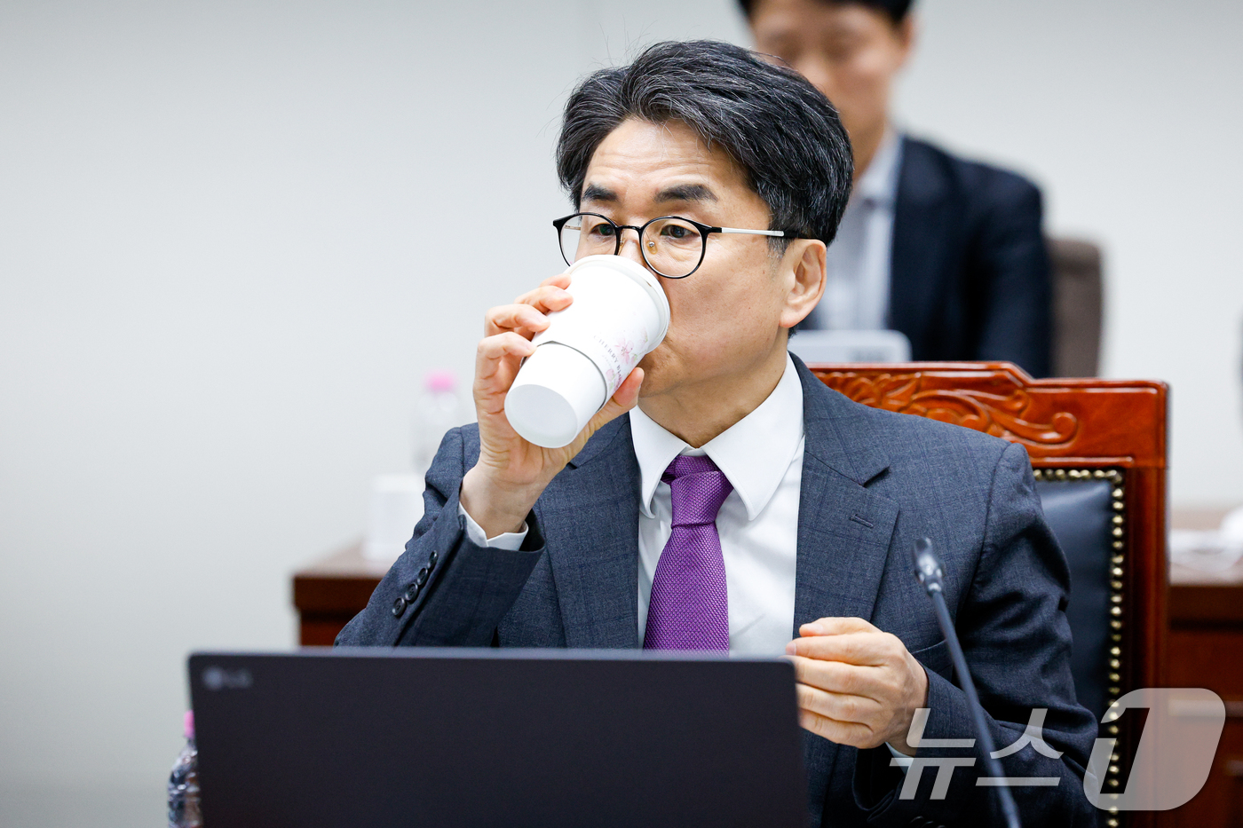 (서울=뉴스1) 안은나 기자 = 12일 오후 서울 양천구 방송미디어통신심의위원회에서 열린 2026년 제1차 방미심위 정기 회의에서 김우석 상임위원이 음료를 마시고 있다.방미심위가 …