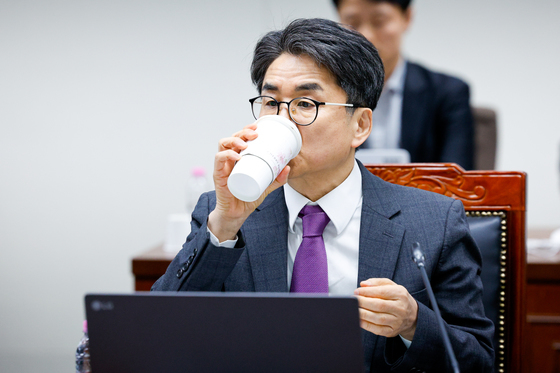 목 축이는 김우석 상임위원