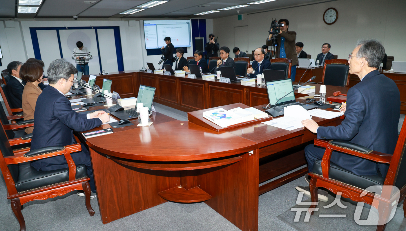 (서울=뉴스1) 안은나 기자 = 12일 오후 서울 양천구 방송미디어통신심의위원회에서 열린 2026년 제1차 방미심위 정기 회의에서 고광헌 상임위원 등 위원들이 착석하고 있다.방미심 …