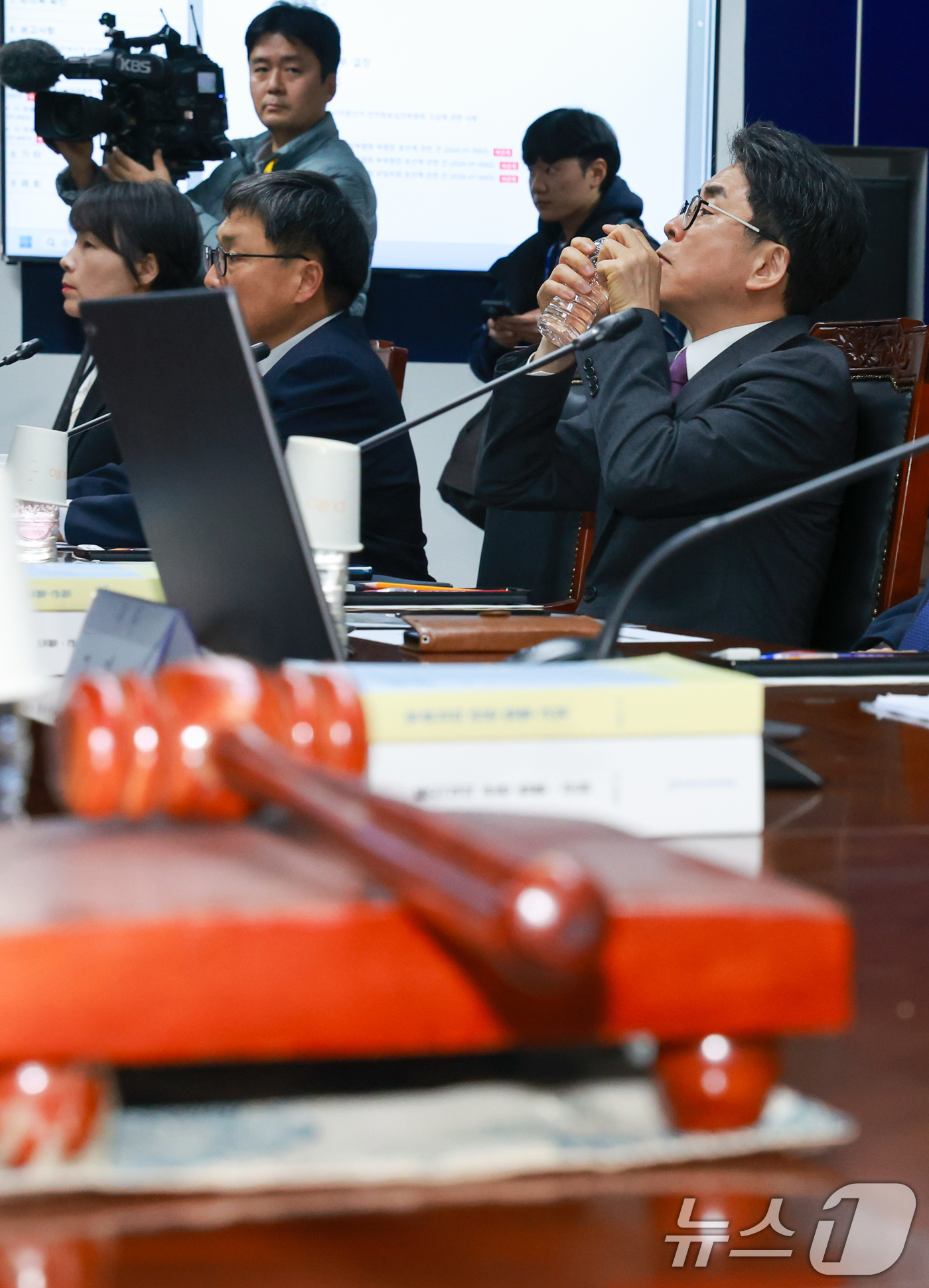 (서울=뉴스1) 안은나 기자 = 12일 오후 서울 양천구 방송미디어통신심의위원회에서 열린 2026년 제1차 방미심위 정기 회의에서 언론노조 사퇴 압박을 받고 있는 김우석 상임위원이 …