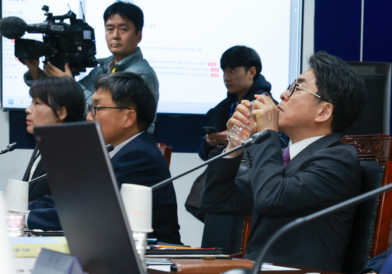 목 축이는 김우석 상임위원