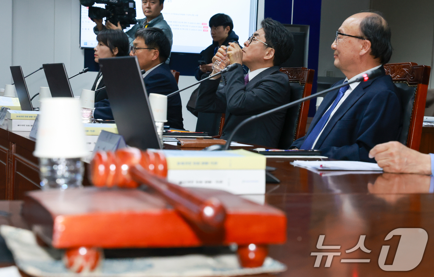 (서울=뉴스1) 안은나 기자 = 12일 오후 서울 양천구 방송미디어통신심의위원회에서 열린 2026년 제1차 방미심위 정기 회의에서 언론노조 사퇴 압박을 받고 있는 김우석 상임위원이 …