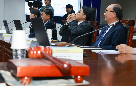 목 축이는 김우석 상임위원