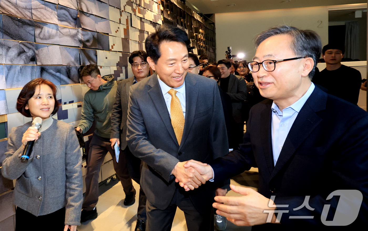 (서울=뉴스1) 이호윤 기자 = 오세훈 서울시장이 12일 서울 금천구 서서울미술관에서 열린 '서서울미술관 개관식'에 참석해 유성훈 금천구청장과 인사를 하고 있다. 2026.3.12 …