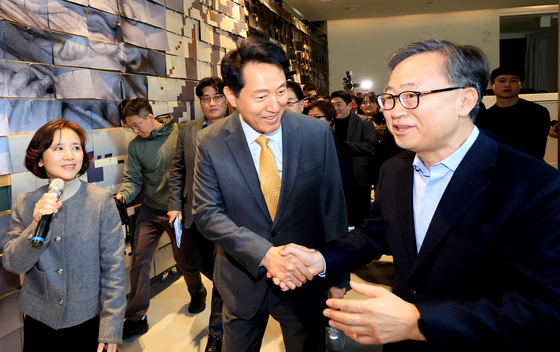 유성훈 금천구청장과 악수 나누는 오세훈 시장