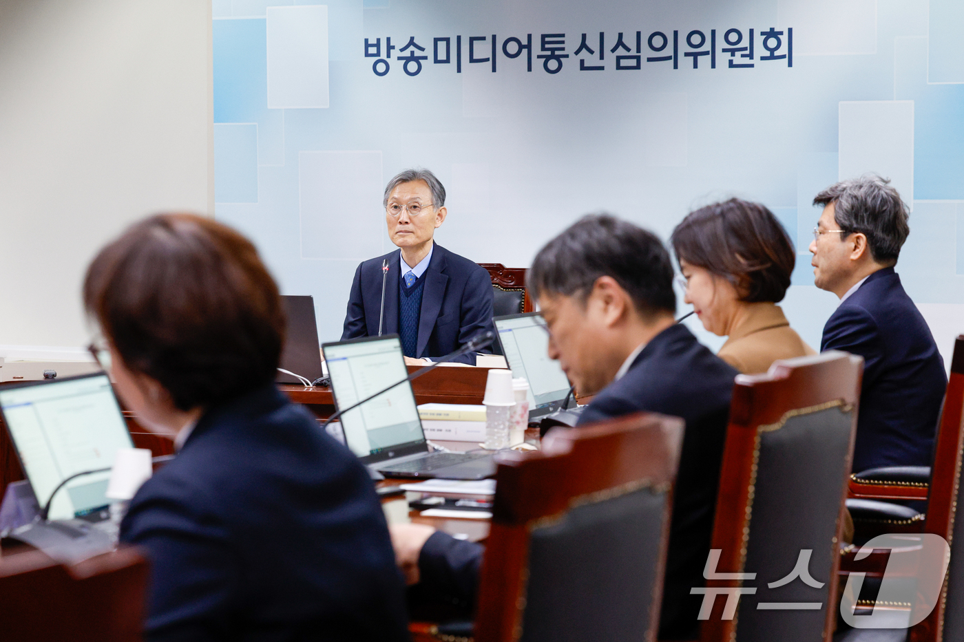 (서울=뉴스1) 안은나 기자 = 12일 오후 서울 양천구 방송미디어통신심의위원회에서 열린 2026년 제1차 방미심위 정기 회의에서 고광헌 등 상임위원 9인이 자리하고 있다.방미심위 …