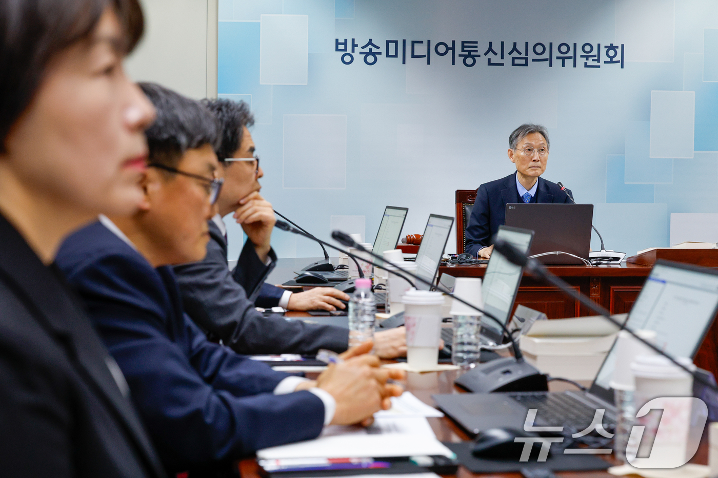 (서울=뉴스1) 안은나 기자 = 12일 오후 서울 양천구 방송미디어통신심의위원회에서 열린 2026년 제1차 방미심위 정기 회의에서 고광헌, 김우석 등 상임위원 9인이 자리하고 있다 …