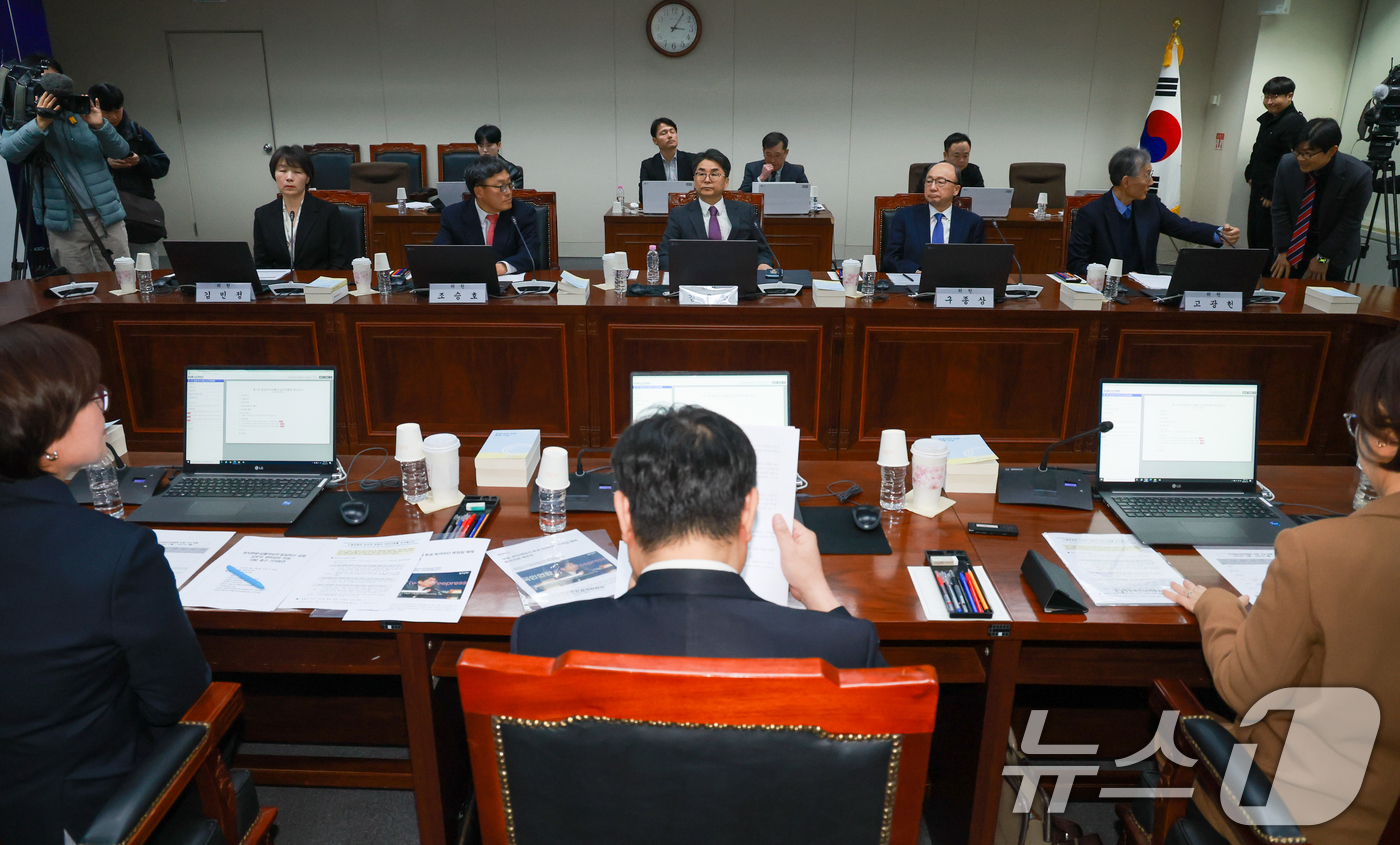 (서울=뉴스1) 안은나 기자 = 12일 오후 서울 양천구 방송미디어통신심의위원회에서 열린 2026년 제1차 방미심위 정기 회의에서 고광헌, 김우석 등 상임위원 9인이 자리하고 있다 …
