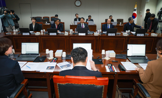 방미심위 전체회의 자리한 상임위원들