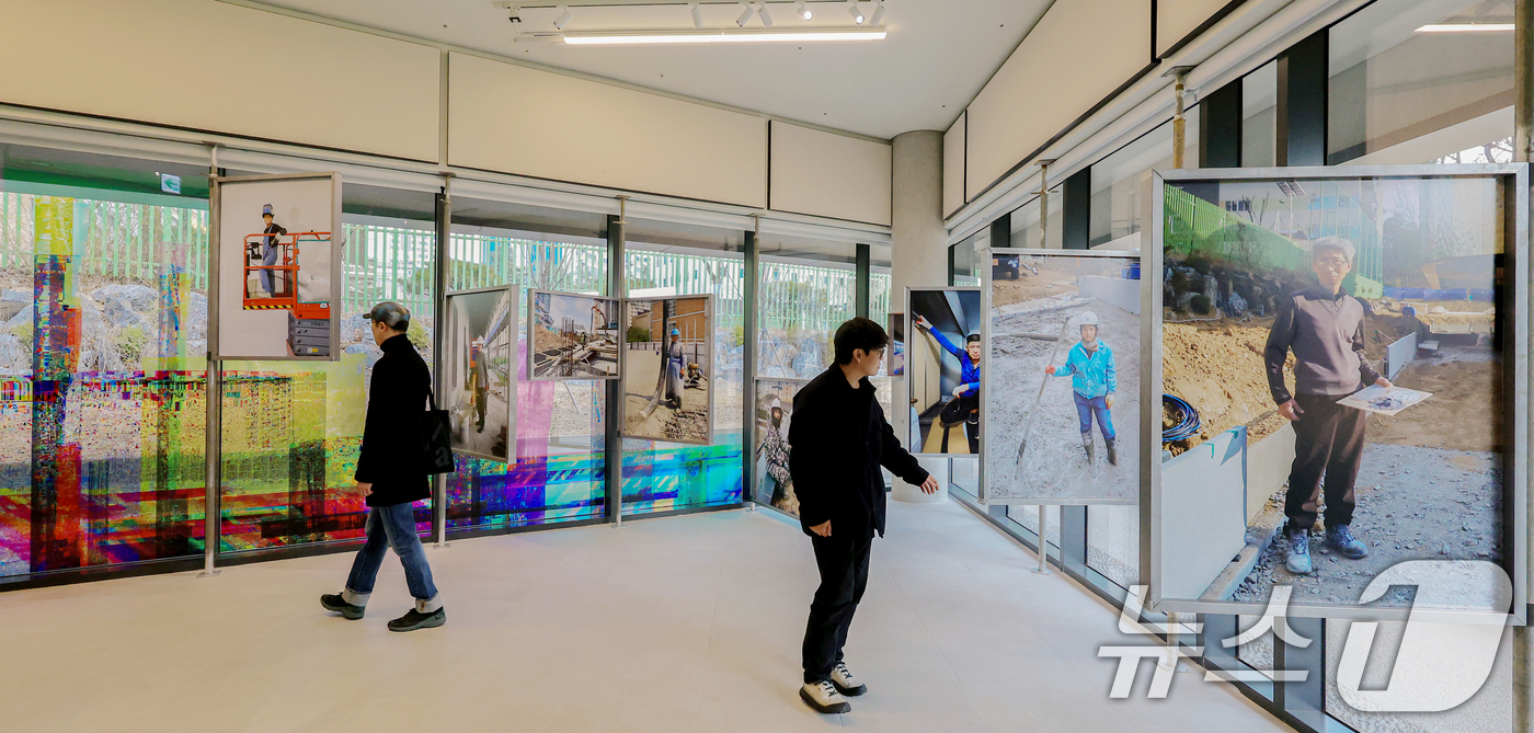 (서울=뉴스1) 이호윤 기자 = 서서울미술관이 개관한 12일 서울 금천구 서서울미술관을 찾은 관람객들이 작품들을 둘러보고 있다. 2026.3.12/뉴스1
