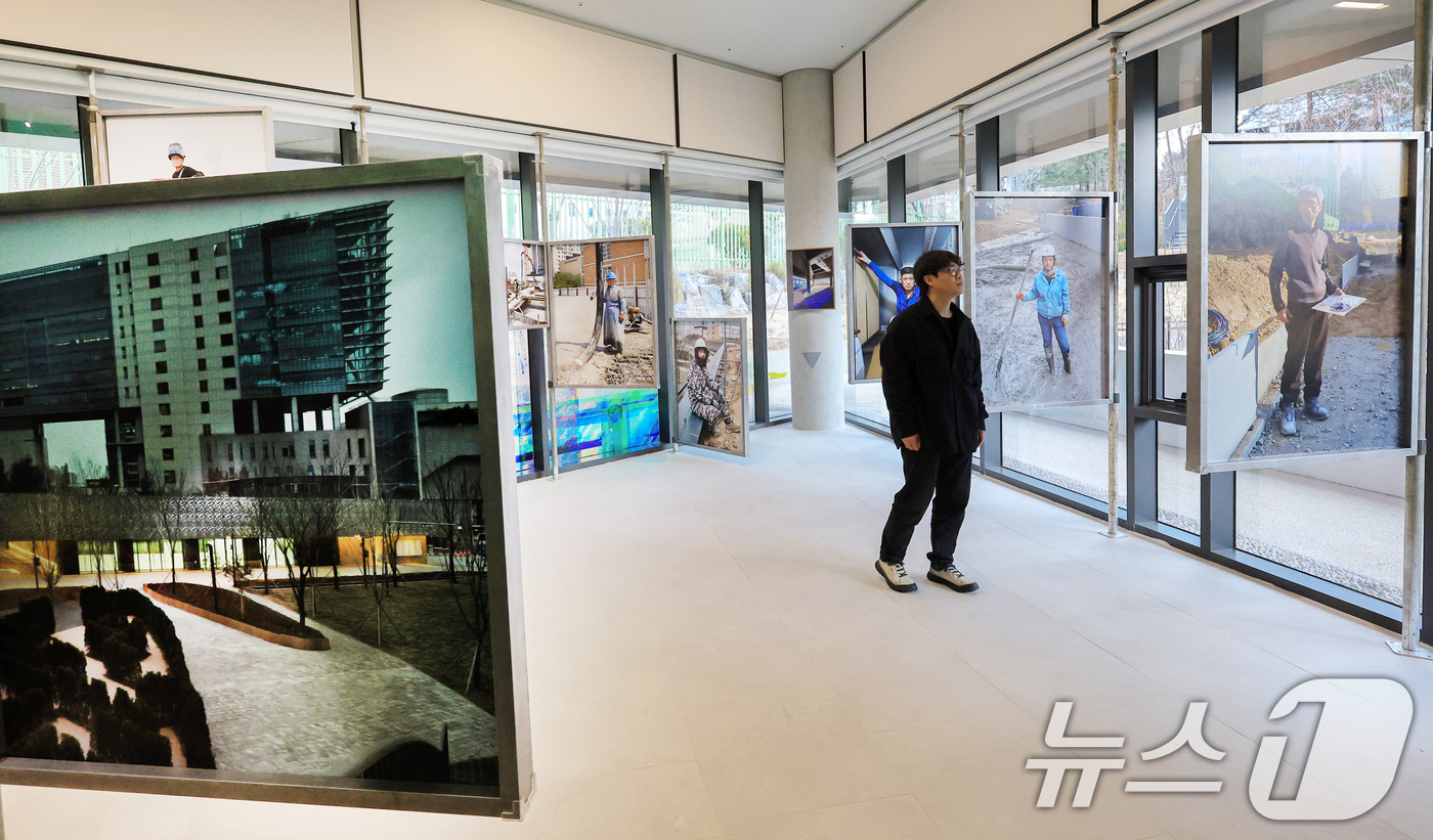(서울=뉴스1) 이호윤 기자 = 서서울미술관이 개관한 12일 서울 금천구 서서울미술관을 찾은 관람객이 작품들을 둘러보고 있다. 2026.3.12/뉴스1
