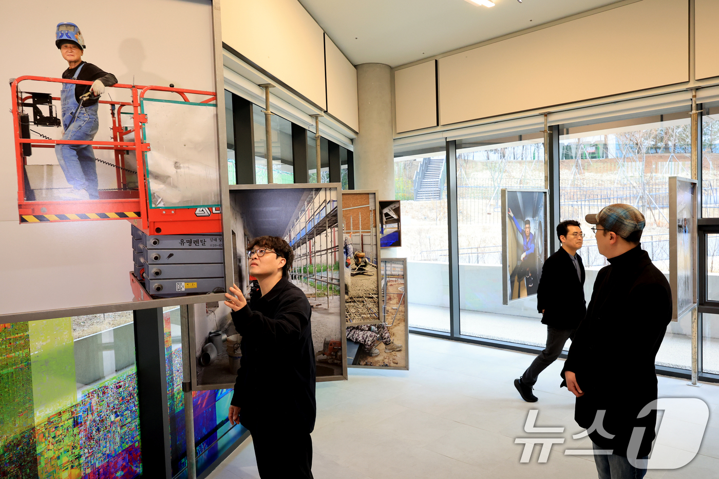 (서울=뉴스1) 이호윤 기자 = 서서울미술관이 개관한 12일 서울 금천구 서서울미술관을 찾은 관람객들이 작품들을 둘러보고 있다. 2026.3.12/뉴스1