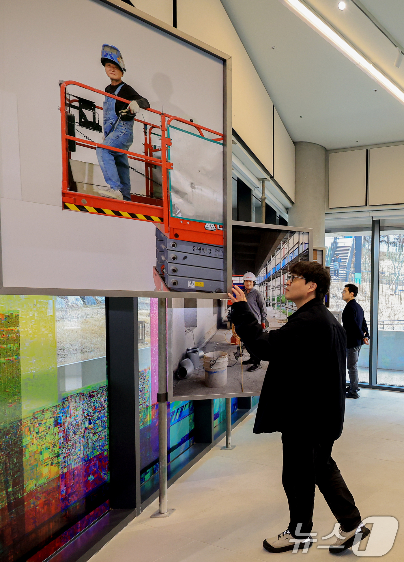 (서울=뉴스1) 이호윤 기자 = 서서울미술관이 개관한 12일 서울 금천구 서서울미술관을 찾은 시민들이 작품들을 둘러보고 있다. 2026.3.12/뉴스1