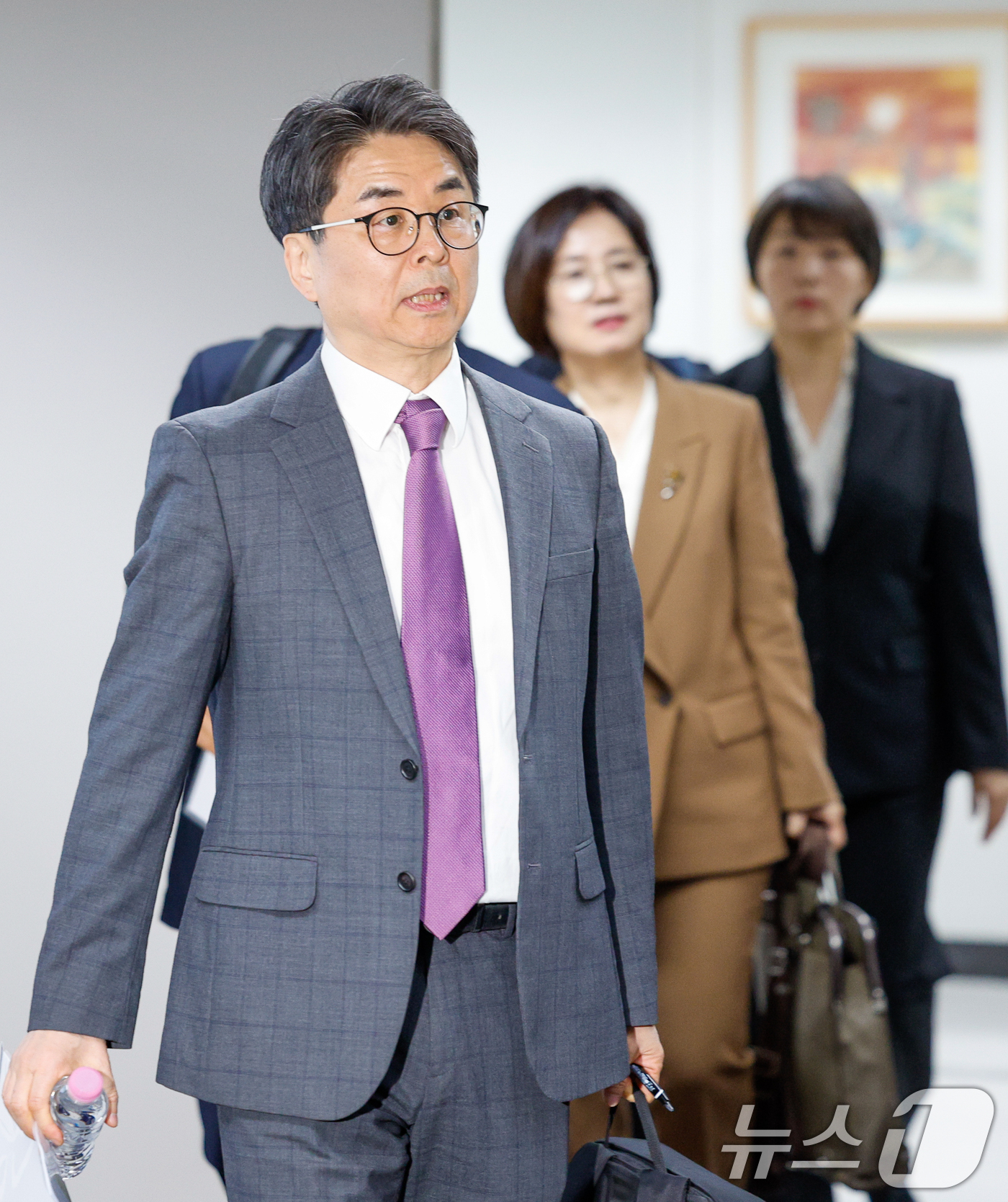 (서울=뉴스1) 안은나 기자 = 12일 오후 서울 양천구 방송미디어통신심의위원회에서 열린 2026년 제1차 방미심위 정기 회의에서 김우석 상임위원 등이 입장하고 있다. 2026.3 …