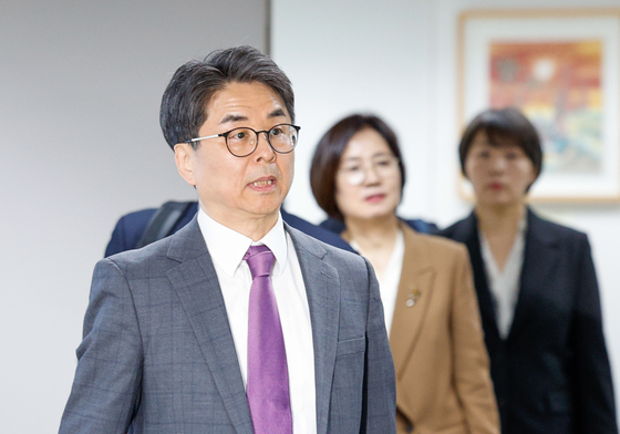 회의 입장하는 김우석 상임위원