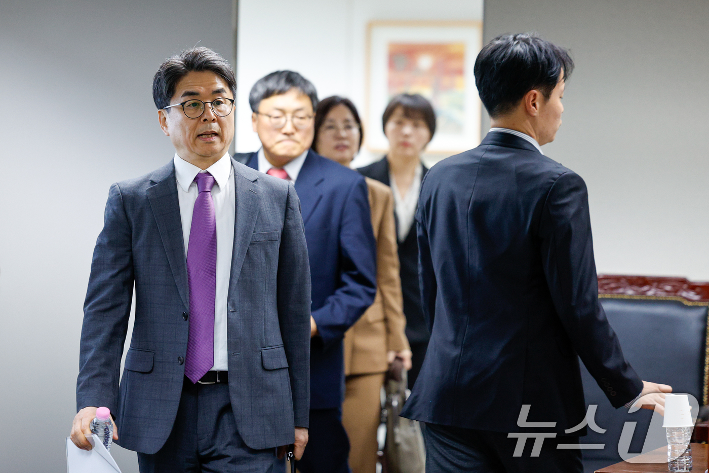 (서울=뉴스1) 안은나 기자 = 12일 오후 서울 양천구 방송미디어통신심의위원회에서 열린 2026년 제1차 방미심위 정기 회의에서 김우석 상임위원 등이 입장하고 있다. 2026.3 …