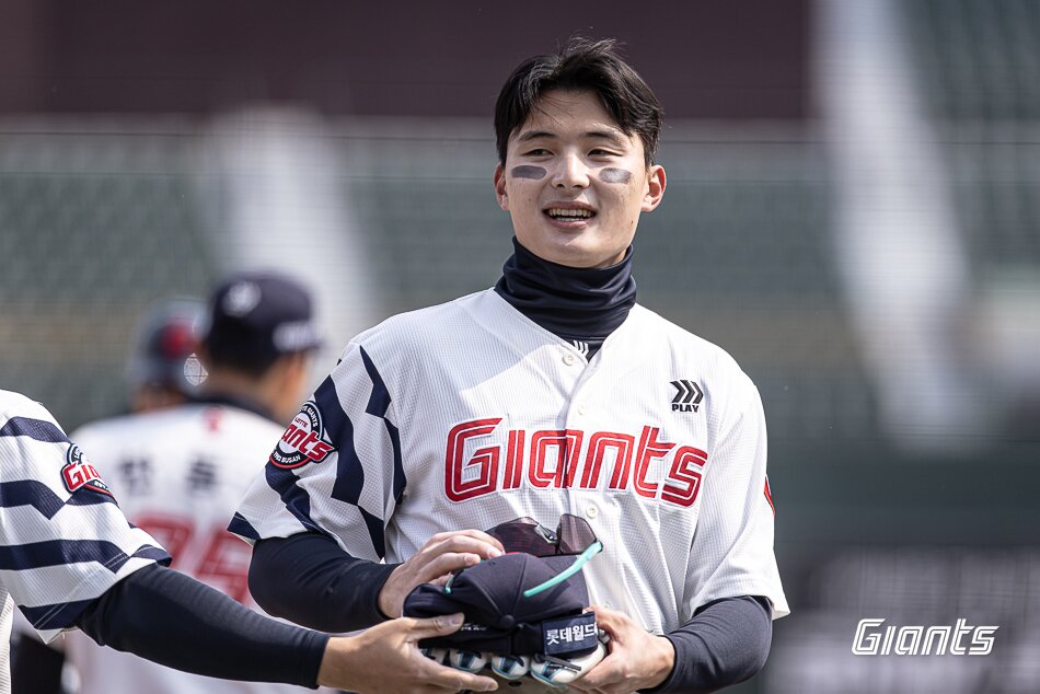 본문 이미지 - 롯데 자이언츠 외야수 윤동희가 12일 부산 사직구장에서 열린 KT 위즈와 프로야구 시범경기에서 5회말 역전 2타점 적시타를 쳐서 4-3 승리를 이끌었다. (롯데 자이언츠 제공)