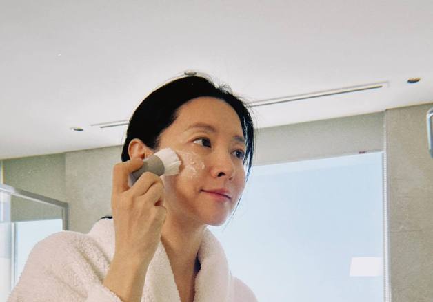 이영애, 샤워 가운만 걸치고 피부 관리…감탄 유발 동안 미모 [N샷]