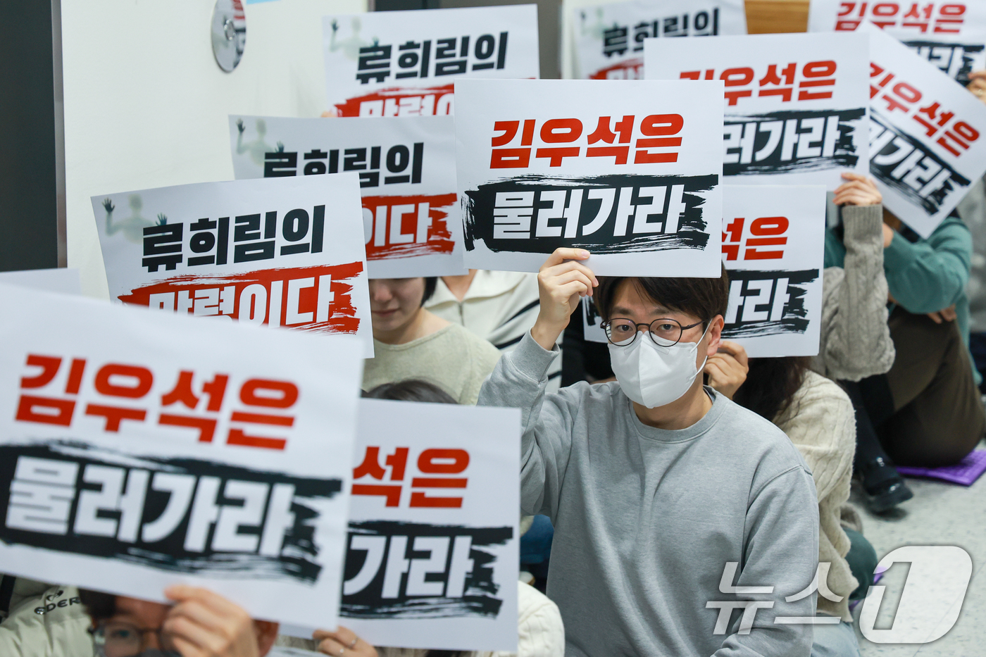 (서울=뉴스1) 안은나 기자 = 전국언론노동조합 조합원들이 12일 오후 서울 양천구 방송미디어통신심의위원회에서 2026년 제1차 방미심위 정기 회의를 앞두고 윤석열 정부 방심위원이 …