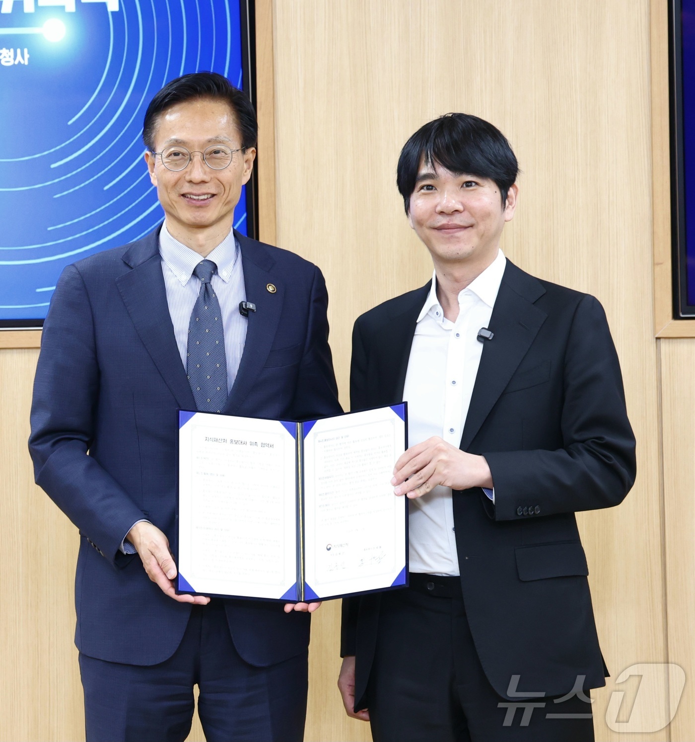 (대전=뉴스1) 김기남 기자 = 김용선 지식재산처 처장이 12일 오후 대전시  정부대전청사에서 열린 지식재산처  홍보대사 위촉식에서 초대 이세돌 (울산과학기술원(UNIST) 특임교 …