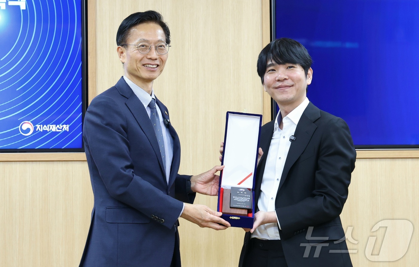 (대전=뉴스1) 김기남 기자 = 김용선 지식재산처 처장이 12일 오후 대전시  정부대전청사에서 열린 지식재산처  홍보대사 위촉식에서 초대 이세돌 (울산과학기술원(UNIST) 특임교 …