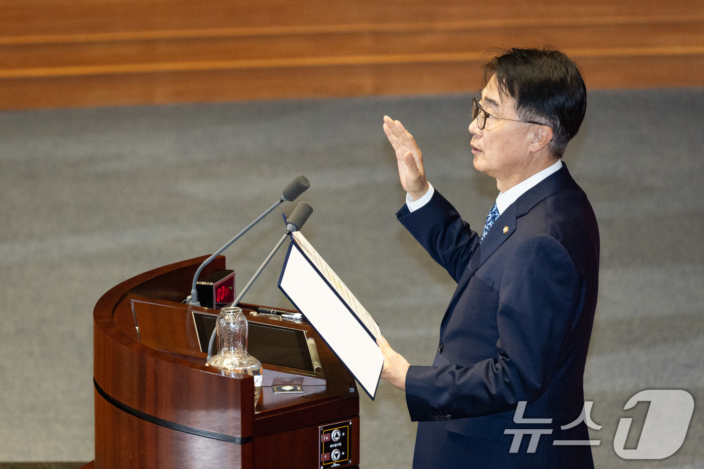 (서울=뉴스1) 유승관 기자 = 정을호 더불어민주당 전 의원의 청와대 정무비서관 발탁으로 비례대표 의원직을 승계한 김준환 의원이 12일 서울 여의도 국회에서 열린 제433회 국회( …