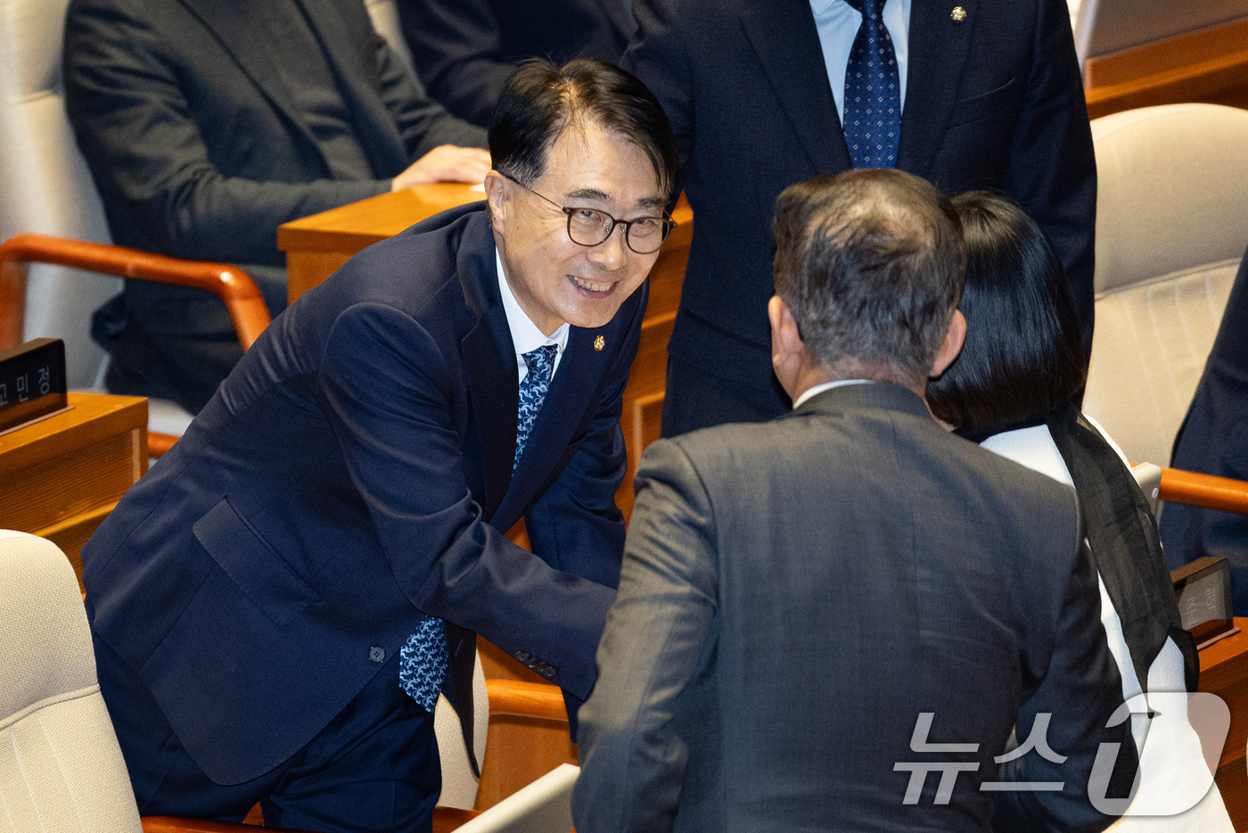 (서울=뉴스1) 유승관 기자 = 정을호 더불어민주당 전 의원의 청와대 정무비서관 발탁으로 비례대표 의원직을 승계한 김준환 의원이 12일 서울 여의도 국회에서 열린 제433회 국회( …