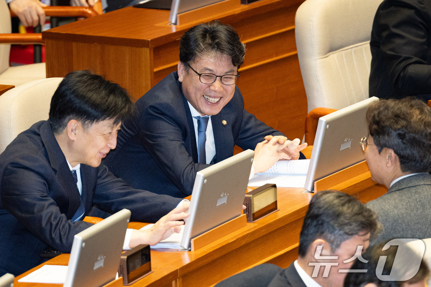 (서울=뉴스1) 유승관 기자 = 진성준 신임 국회 예산결산특별위원장이 12일 서울 여의도 국회에서 열린 제433회 국회(임시회) 제1차 본회의에서 밝은 표정으로 의원들과 대화하고 …