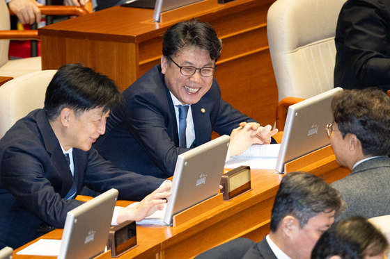 미소 짓는 진성준 신임 예산결산특별위원장