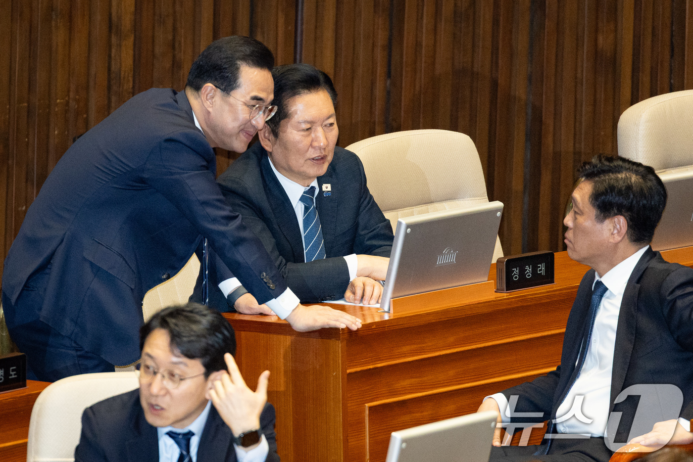(서울=뉴스1) 유승관 기자 = 정청래 더불어민주당 대표와 박홍근 기획예산처 장관 후보자가 12일 서울 여의도 국회에서 열린 제433회 국회(임시회) 제1차 본회의에서 대화하고 있 …