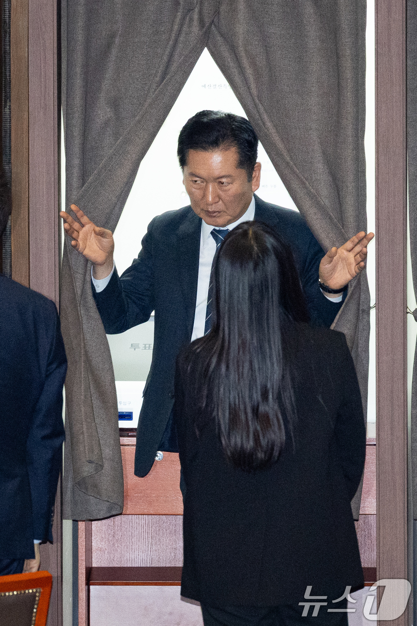 (서울=뉴스1) 유승관 기자 = 정청래 더불어민주당 대표가 12일 서울 여의도 국회에서 열린 제433회 국회(임시회) 제1차 본회의에서 예산결산특별위원장 보궐선거 투표를 마친 후 …