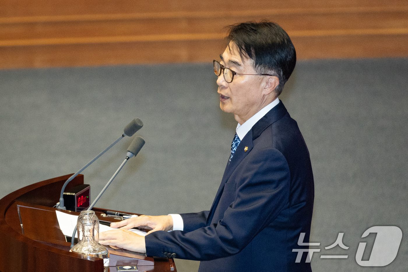 (서울=뉴스1) 유승관 기자 = 정을호 더불어민주당 전 의원의 청와대 정무비서관 발탁으로 비례대표 의원직을 승계한 김준환 의원이 12일 서울 여의도 국회에서 열린 제433회 국회( …