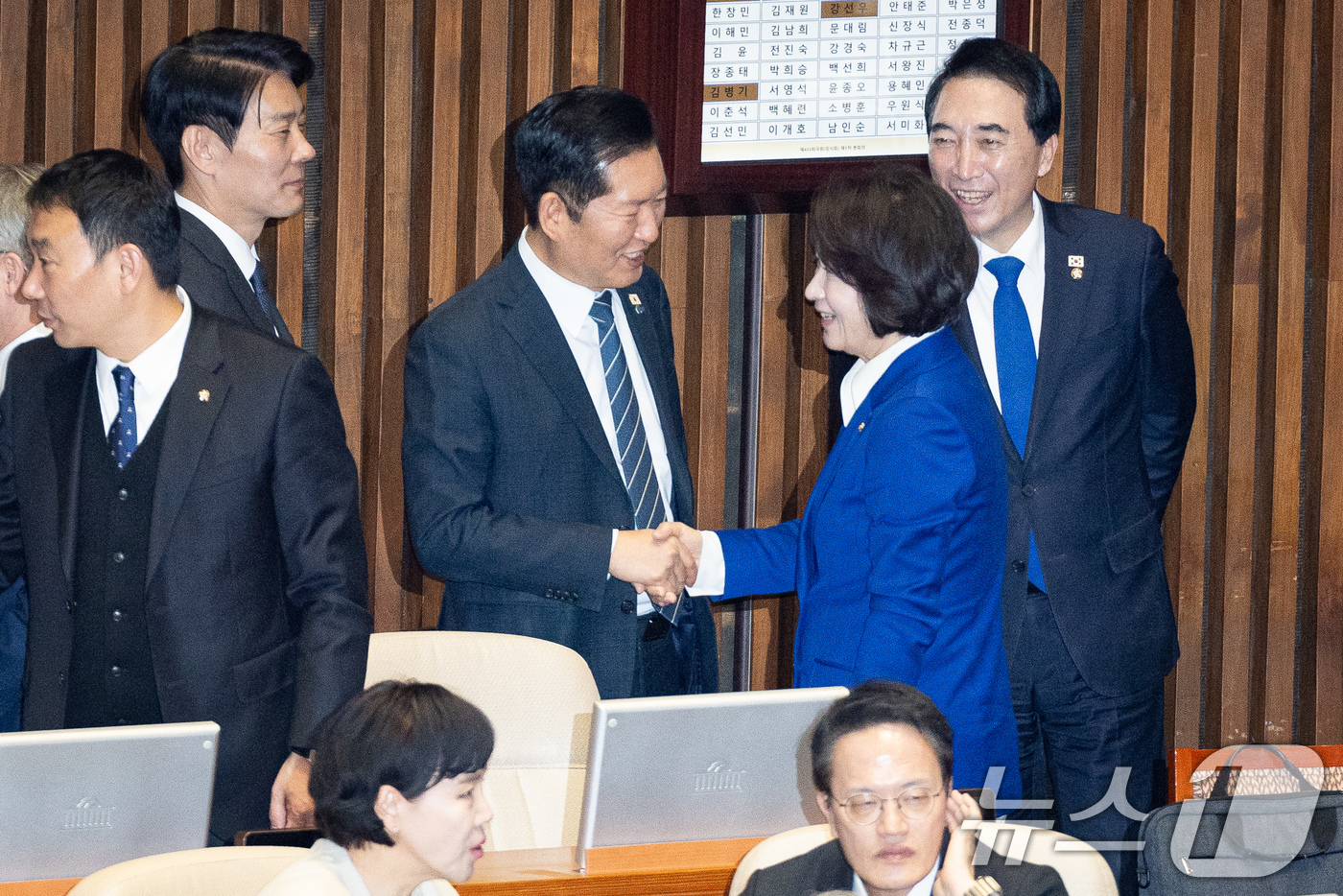 (서울=뉴스1) 유승관 기자 = 정청래 더불어민주당 대표와 경기도지사 출마를 선언한 추미애 의원이 12일 서울 여의도 국회에서 열린 제433회 국회(임시회) 제1차 본회의에서 인사 …