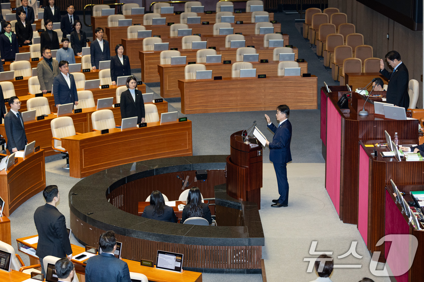 (서울=뉴스1) 유승관 기자 = 정을호 더불어민주당 전 의원의 청와대 정무비서관 발탁으로 비례대표 의원직을 승계한 김준환 의원이 12일 서울 여의도 국회에서 열린 제433회 국회( …
