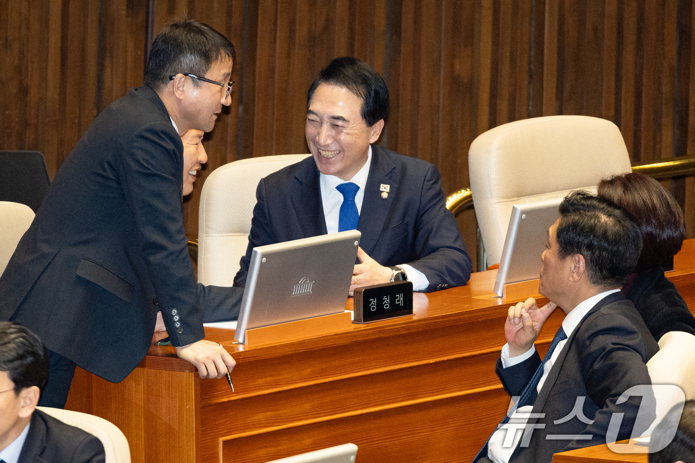 (서울=뉴스1) 유승관 기자 = 12일 서울 여의도 국회에서 열린 제433회 국회(임시회) 제1차 본회의에서 민주당 지도부가 대화를 나누고 있다. 왼쪽부터 한병도 원내대표, 정청래 …
