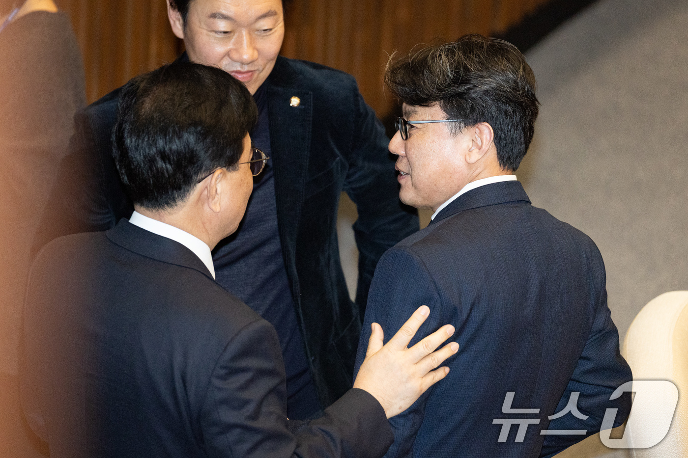 (서울=뉴스1) 유승관 기자 = 진성준 신임 국회 예산결산특별위원장과 송언석 국민의힘 원내대표가 12일 서울 여의도 국회에서 열린 제433회 국회(임시회) 제1차 본회의에서 대화하 …