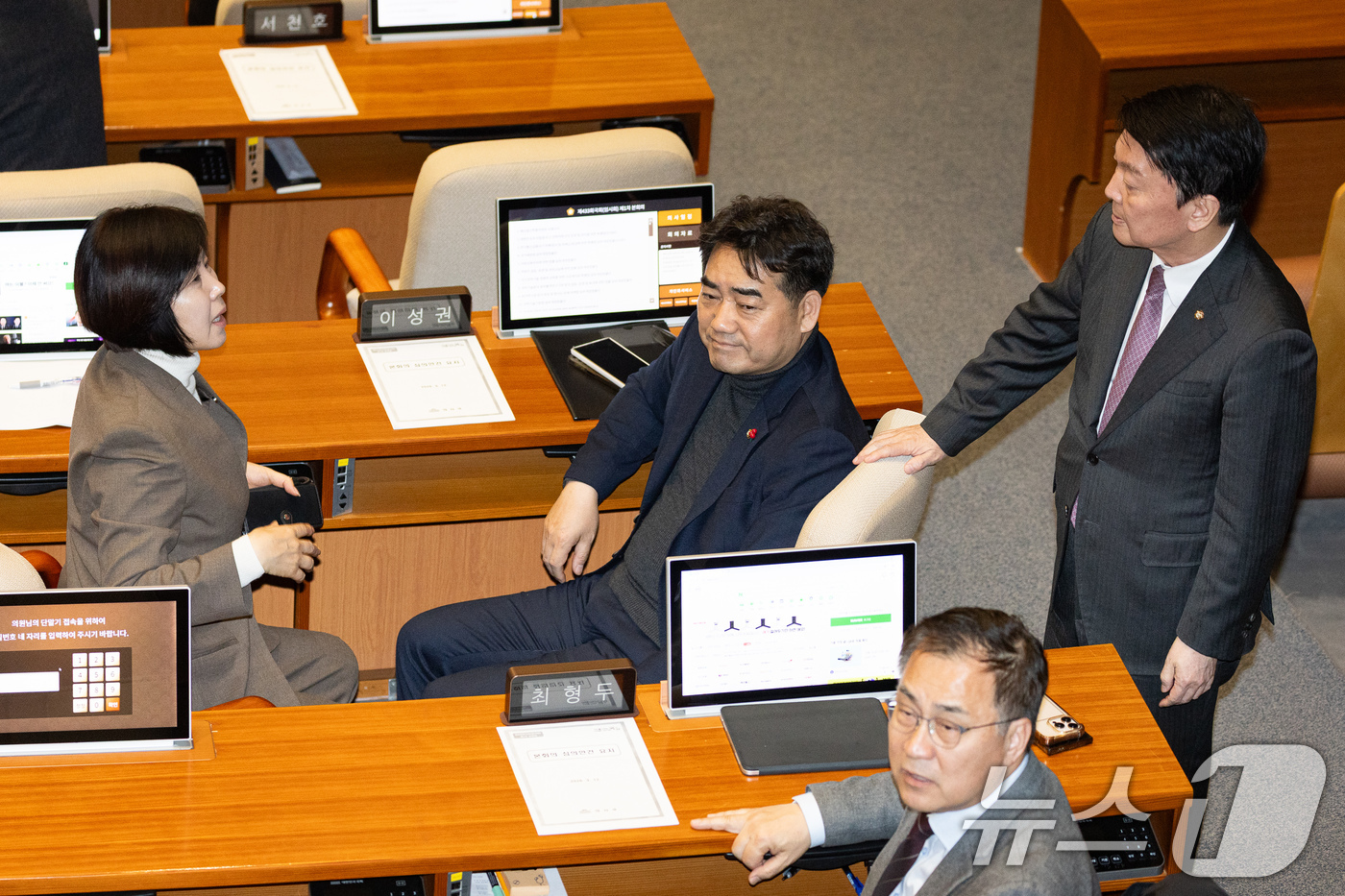 (서울=뉴스1) 유승관 기자 = 김미애 보건복지위원회 국민의힘 간사(왼쪽)와 안철수 의원이 12일 서울 여의도 국회에서 열린 제433회 국회(임시회) 제1차 본회의에서 코로나19 …