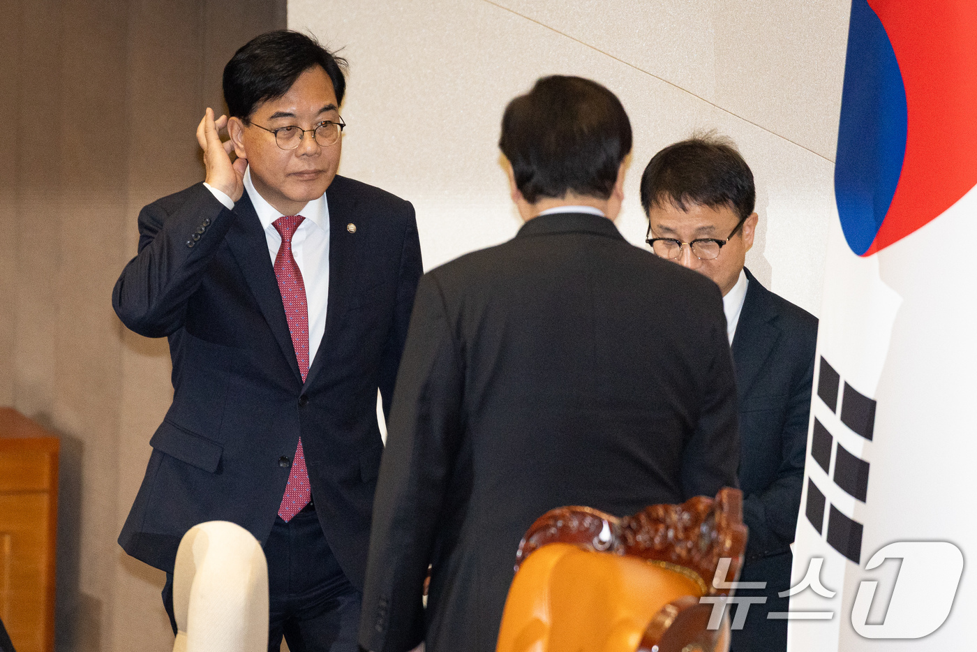 (서울=뉴스1) 유승관 기자 = 국민의힘 송언석, 더불어민주당 한병도 원내대표가 12일 서울 여의도 국회에서 열린 제433회 국회(임시회) 제1차 본회의에서 우원식 국회의장과 대화 …