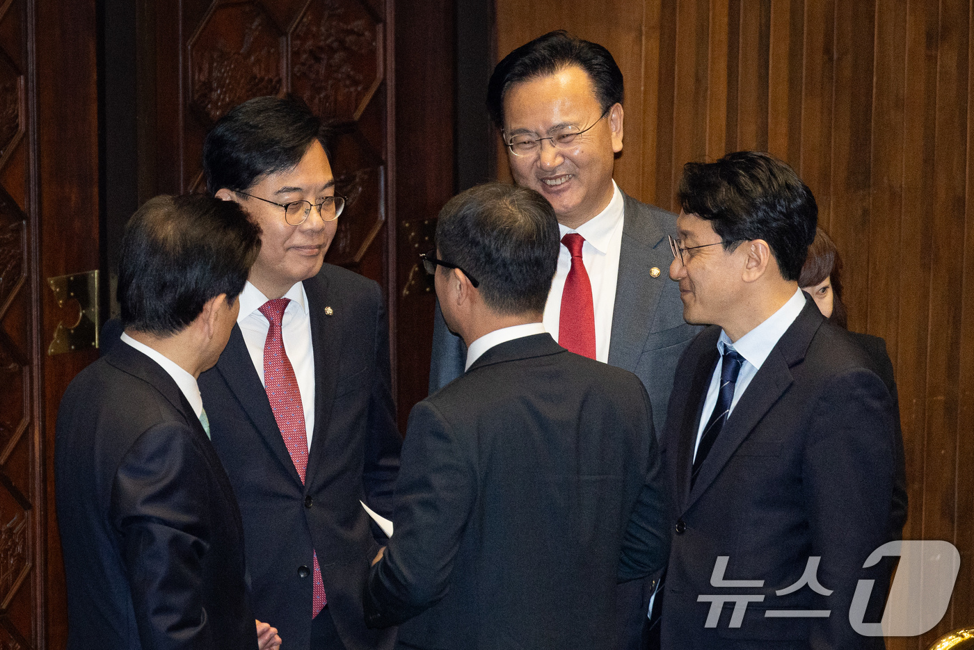 (서울=뉴스1) 유승관 기자 = 여야 원내지도부가 12일 서울 여의도 국회에서 열린 제433회 국회(임시회) 제1차 본회의에서 대화하고 있다. 왼쪽부터 정동영 통일부 장관, 국민의 …