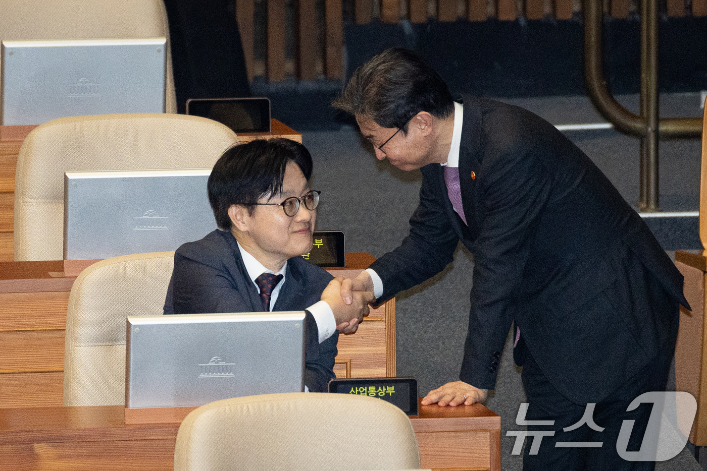 (서울=뉴스1) 유승관 기자 = 김정관 산업통상부 장관(왼쪽)과 이억원 금융위원장이 12일 서울 여의도 국회에서 열린 제433회 국회(임시회) 제1차 본회의에 출석해 인사하고 있다 …