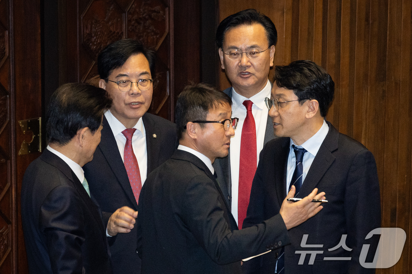 (서울=뉴스1) 유승관 기자 = 여야 원내지도부가 12일 서울 여의도 국회에서 열린 제433회 국회(임시회) 제1차 본회의에서 대화하고 있다. 왼쪽부터 정동영 통일부 장관, 국민의 …