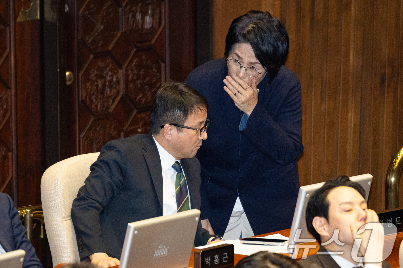 (서울=뉴스1) 유승관 기자 = 한병도 더불어민주당 원내대표와 최민희 과학기술정보방송통신위원장이 12일 서울 여의도 국회에서 열린 제433회 국회(임시회) 제1차 본회의에서 대화하 …