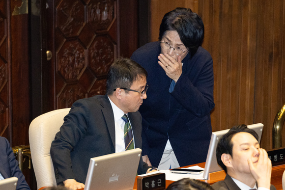 한병도 원내대표와 대화하는 최민희 과방위원장