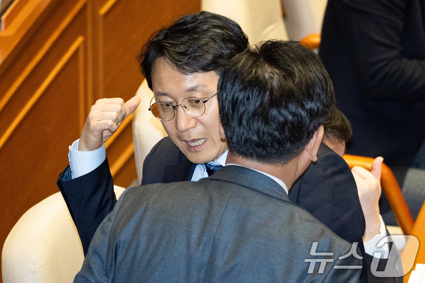 본문 이미지 - 더불어민주당 천준호, 국민의힘 유상범 원내운영수석부대표가 지난 12일 서울 여의도 국회에서 열린 제433회 국회(임시회) 제1차 본회의에서 대화하고 있다. 2026.3.12 ⓒ 뉴스1 유승관 기자