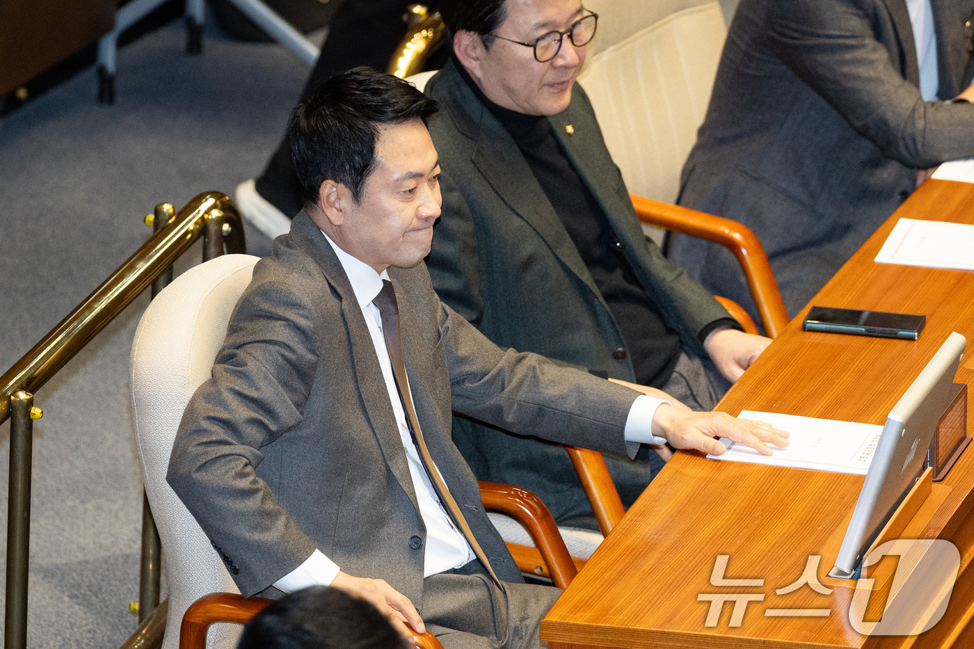 (서울=뉴스1) 유승관 기자 = 장동혁 국민의힘 대표가 12일 서울 여의도 국회에서 열린 제433회 국회(임시회) 제1차 본회의에서 굳은 표정으로 생각에 잠겨 있다. 2026.3. …