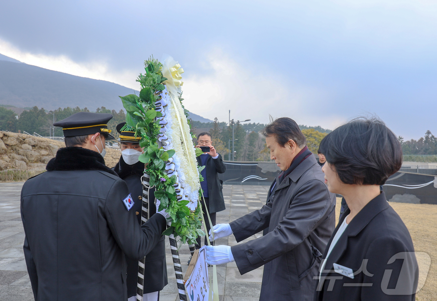 (서울=뉴스1) = 권오을 국가보훈부 장관이 12일 오후 제주지역 보훈현장 소통 행보를 위해 제주시 국립제주호국원을 방문해 현충탑 참배를 하고 있다. (국가보훈부 제공. 재판매 및 …